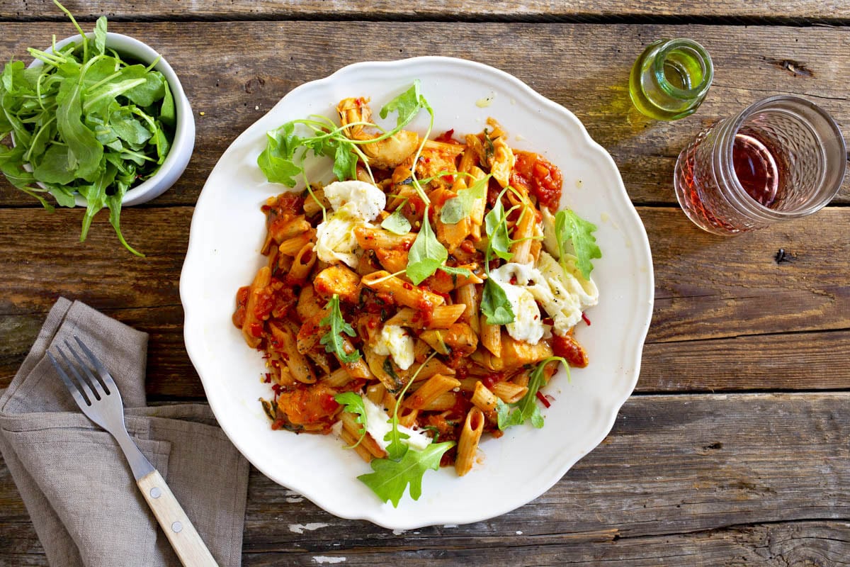 Pasta all'arrabiata mit Artischocken und Mozzarella