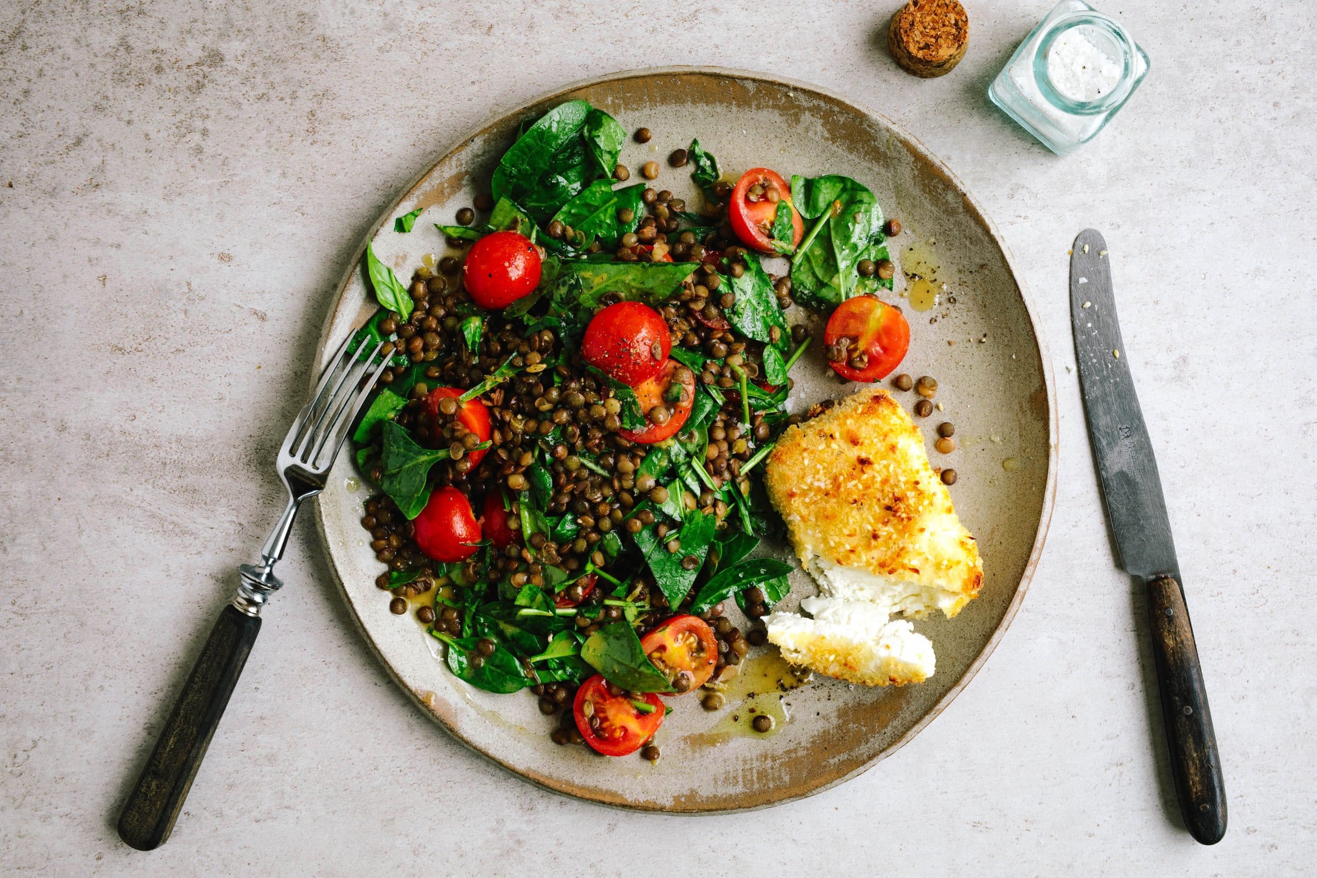 Panierter Feta mit Linsen-Spinat-Salat