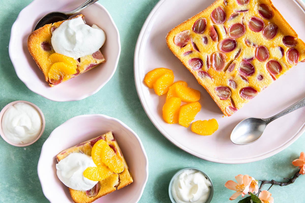 Trauben-Clafoutis mit Orangenfilets und Schlagsahne