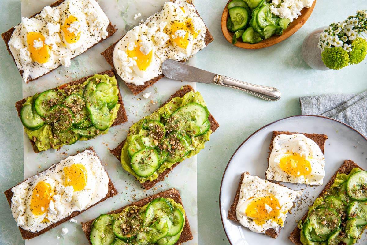 Schnittchen mit Fetacreme und Ei und mit Guacamole und marinierter Gurke