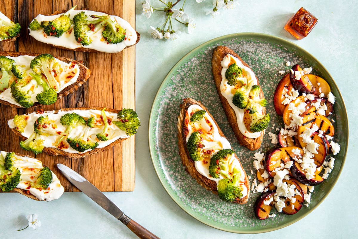 Dinkelbrot mit Brokkoli dazu Nektarinen-Pflaumen-Salat mit Feta