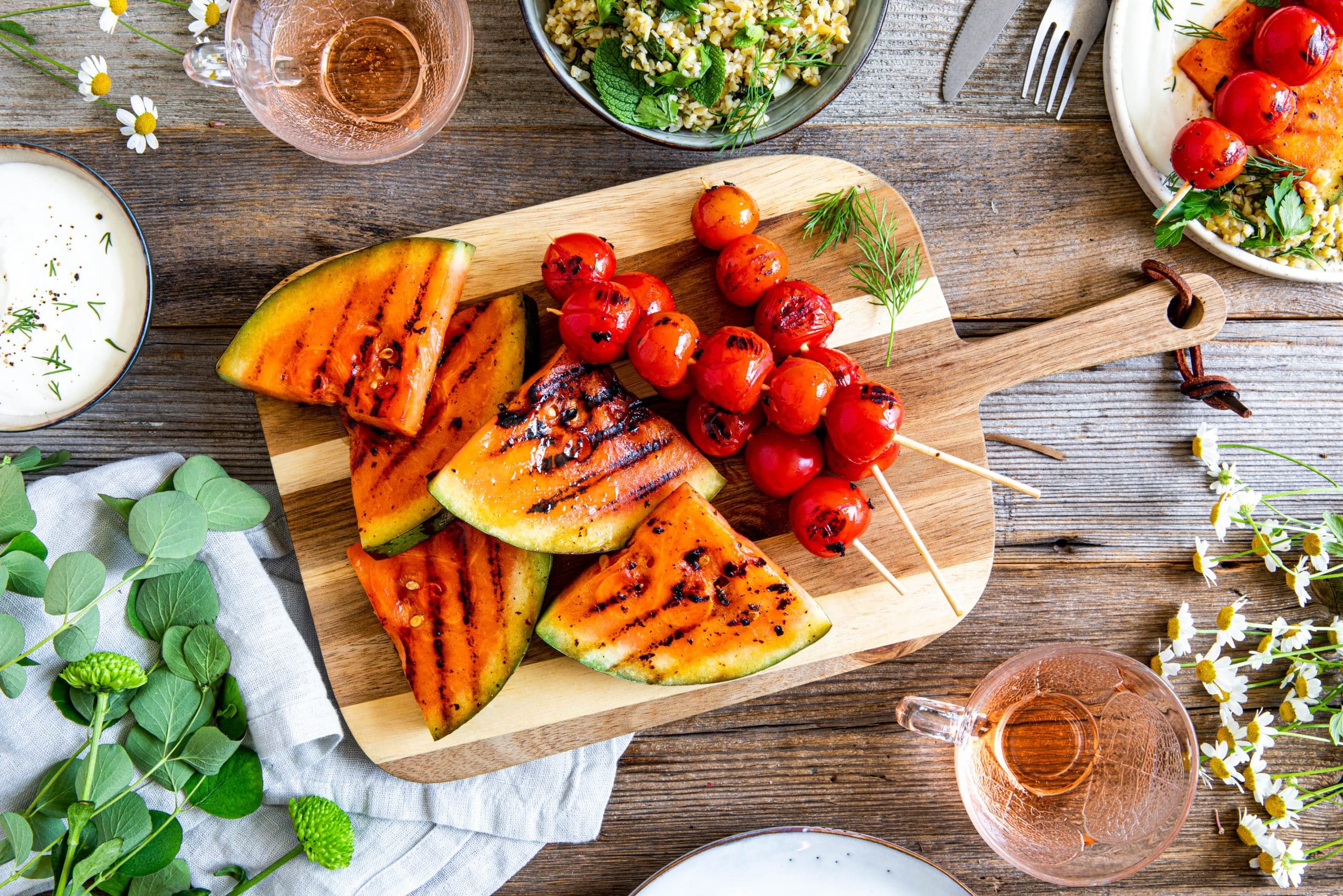 Wassermelone & Kirschtomaten an Kräuterbulgur und abgetropftem Joghurt