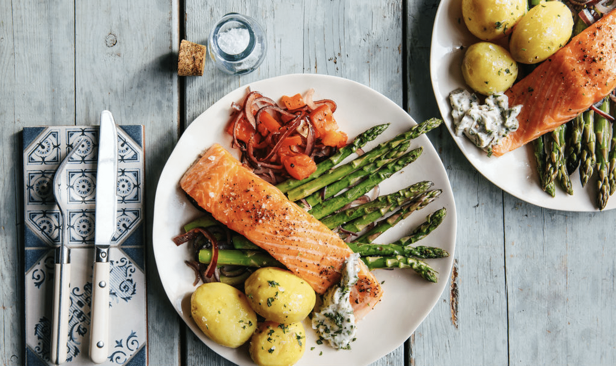 75°-Lachs mit grünem Spargel dazu Kartoffeln mit Estragonmayo.