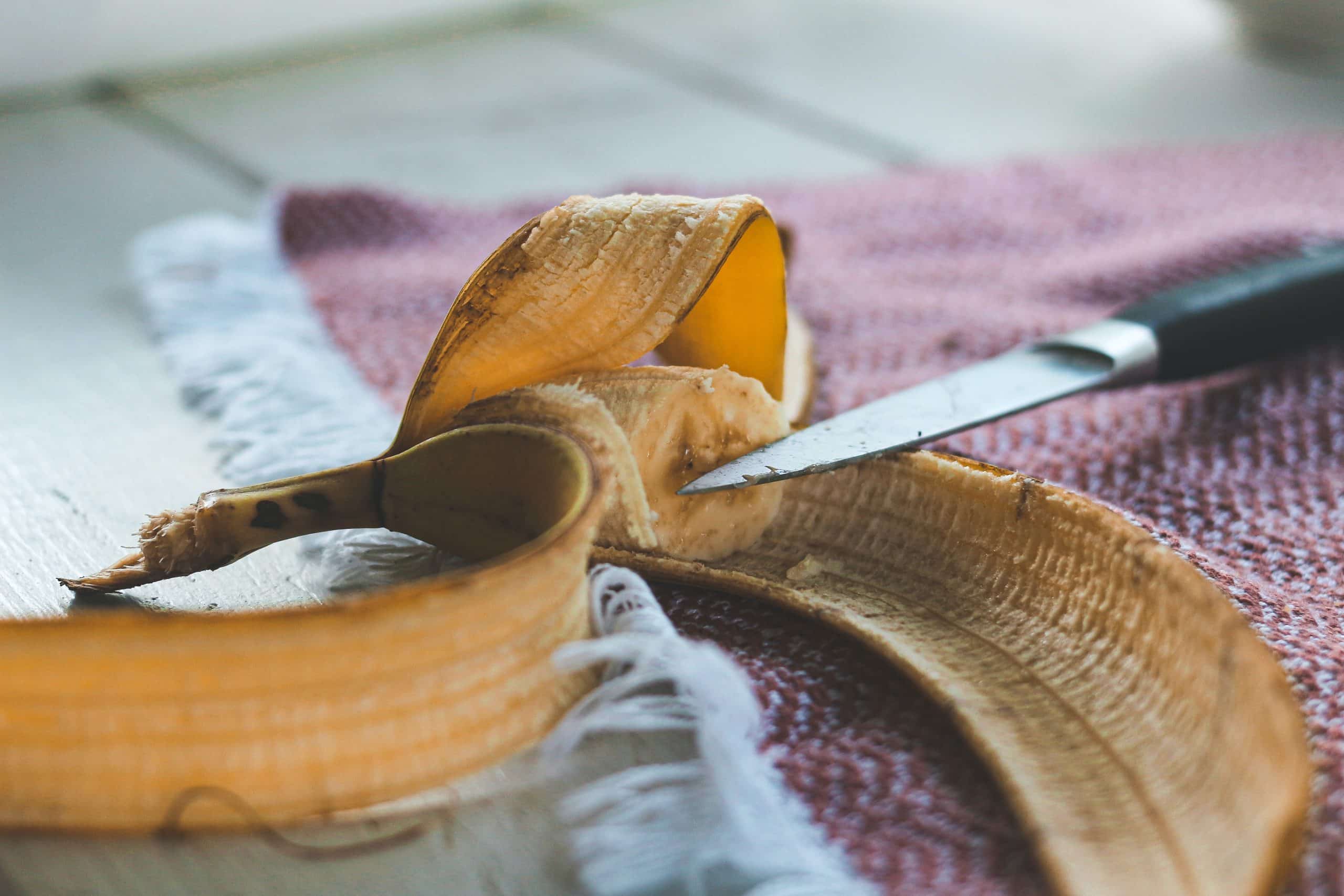 Aus Bananenschalen Flüssigdünger herstellen