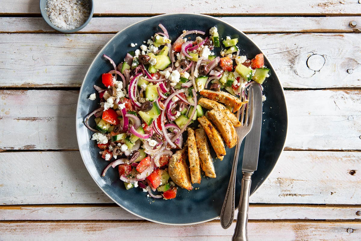 Griechischer Hähnchenteller Low Carb mit knackigem Bauernsalat mit Feta