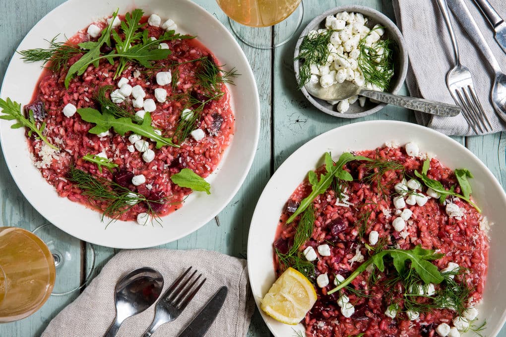 Rote-Bete-Risotto mit Dill dazu Ziegenkäse und Rucola