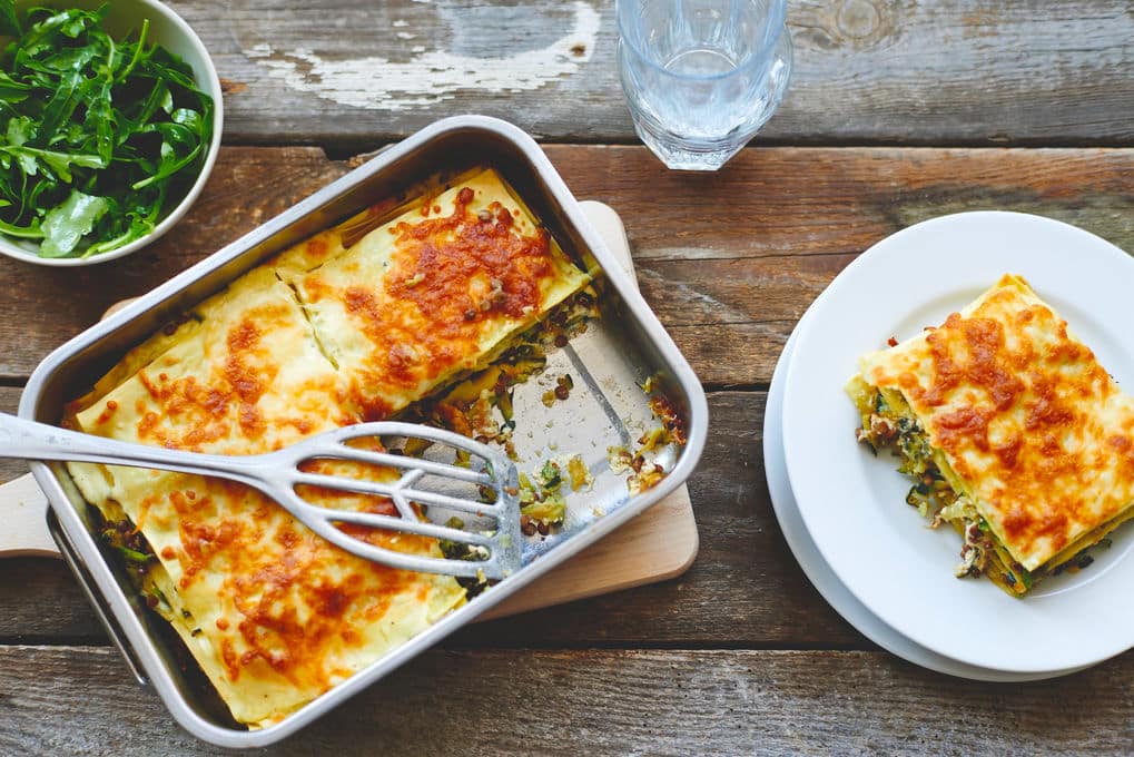 Vegetarische Lasagne gefüllt mit Linsen und Zucchini