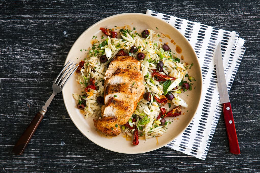 Orzo-Nudelsalat mit Oliven und Hähnchenstreifen