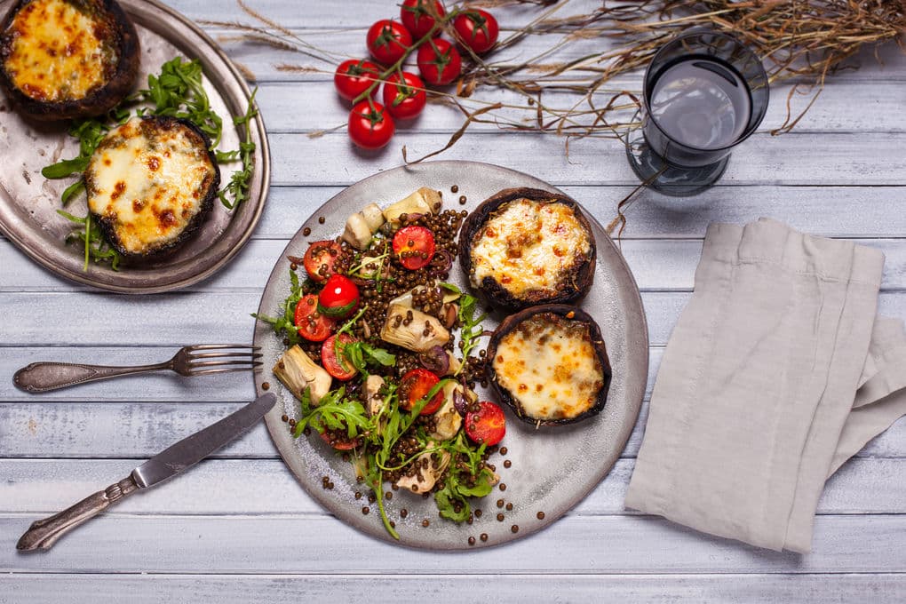 Mediterran gefüllter Portobello - mit zweierlei Käse überbacken