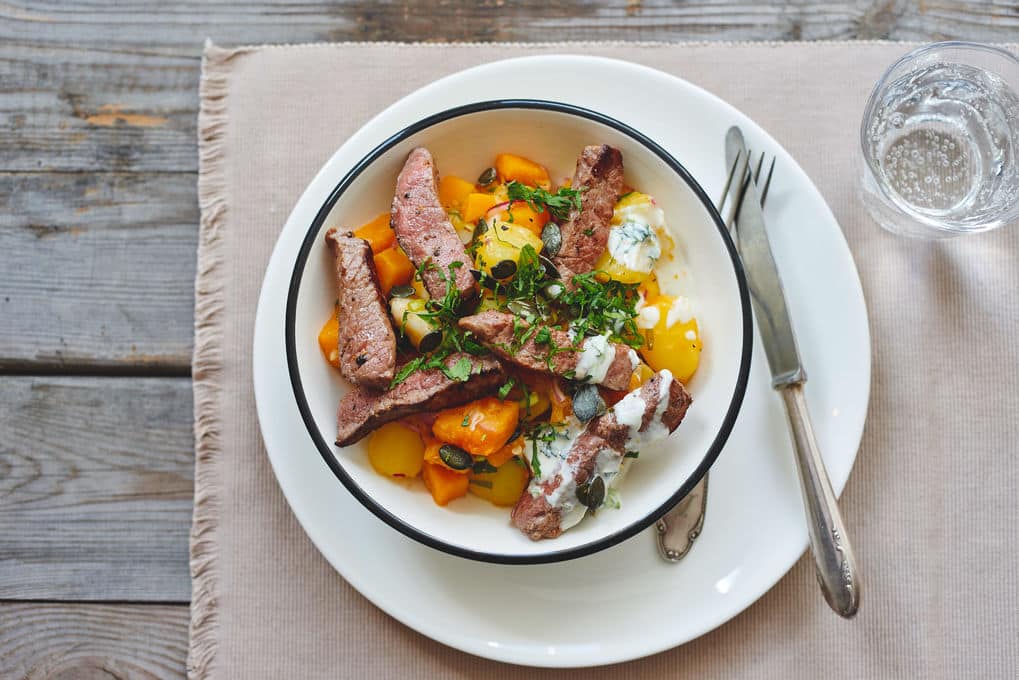 Bunter Herbst-Salat mit Rind, Kürbis und Kartoffeln