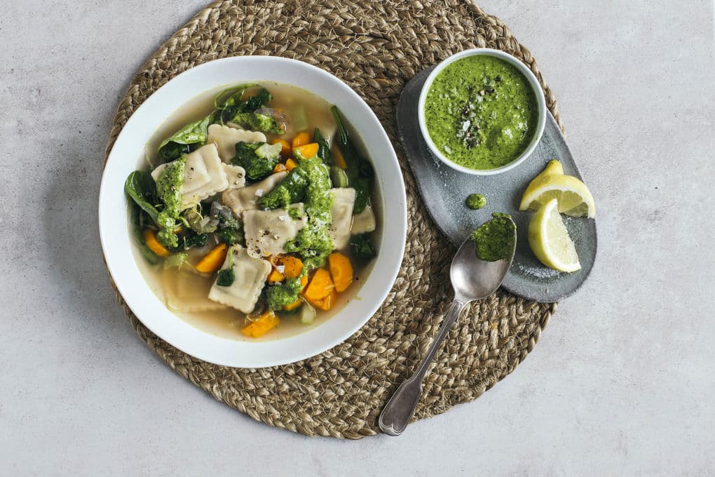 Zitronige Raviolisuppe mit Babyspinat und Mandelpesto