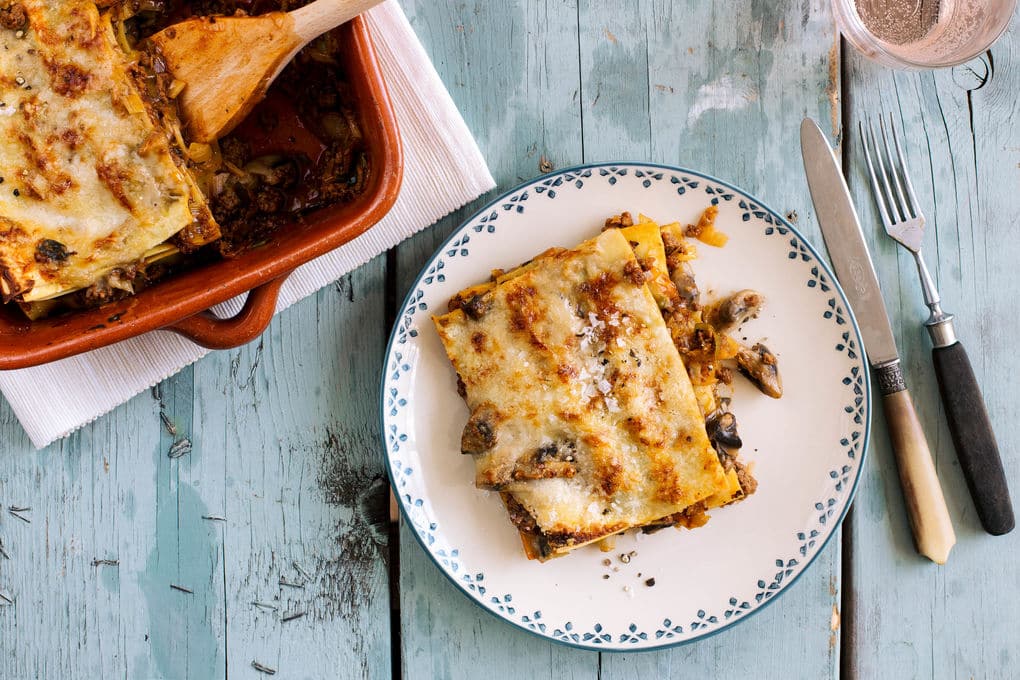 Überbackene Pilz-Lasagne mit Rinderhackfleisch und Lauch