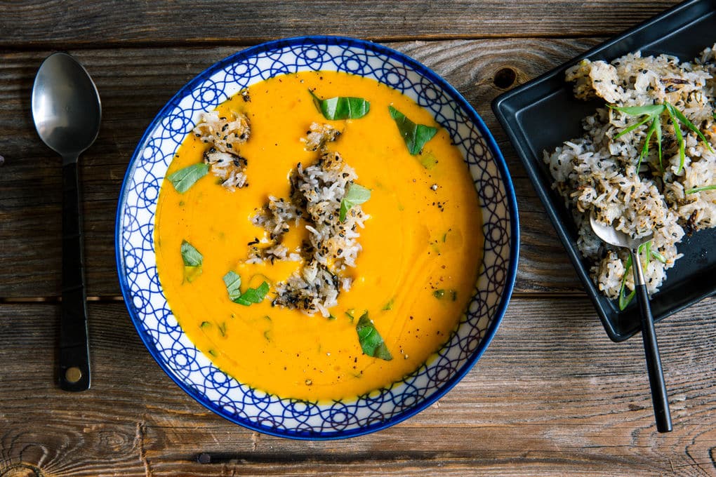 Aromatische Thai-Kürbissuppe mit knusprigem Sesam-Reis-Topping