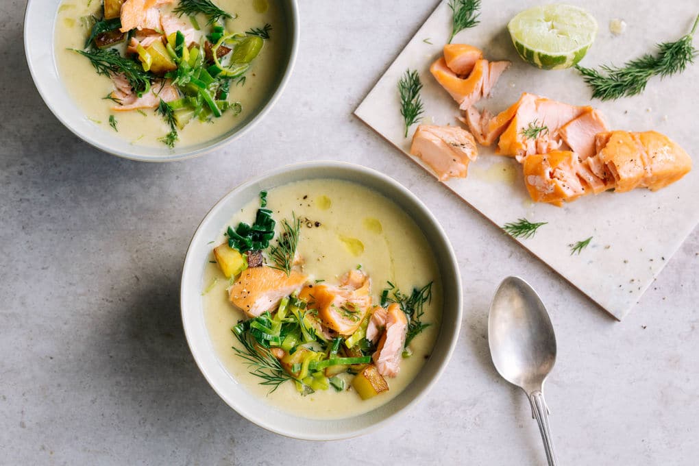 Skandinavische Kartoffelsuppe mit Räucherlachsspitzen und Dill