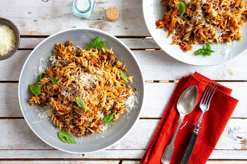 Schnelle Pasta bolognese mit Karotten und frischem Basilikum