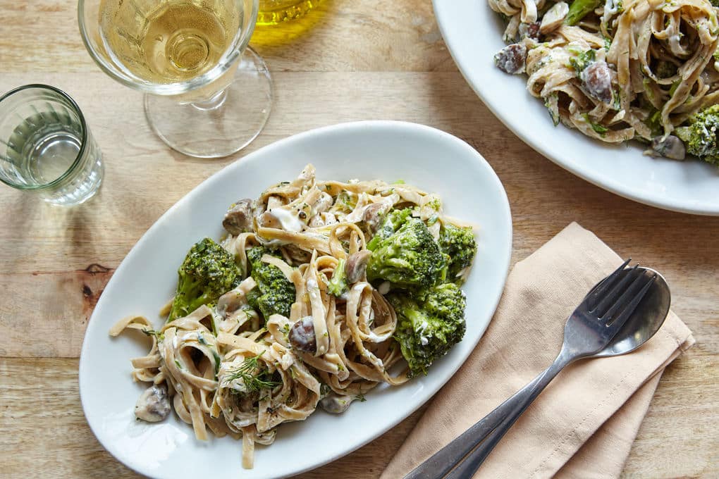 Zitronige Pasta Primavera mit Kapern und Dill