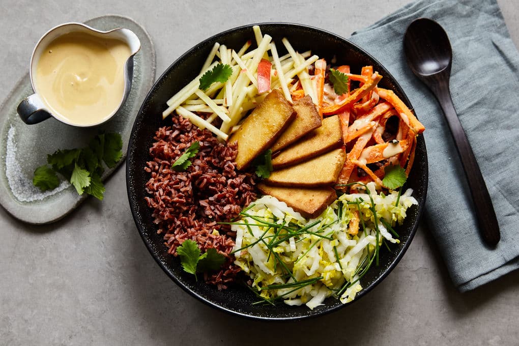 Bunte Reis-Bowl mit Räucher-Tofu und Miso-Dressing