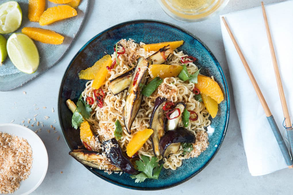 Pikante Ofen-Auberginen mit Kokos-Reisnudeln und Orangen