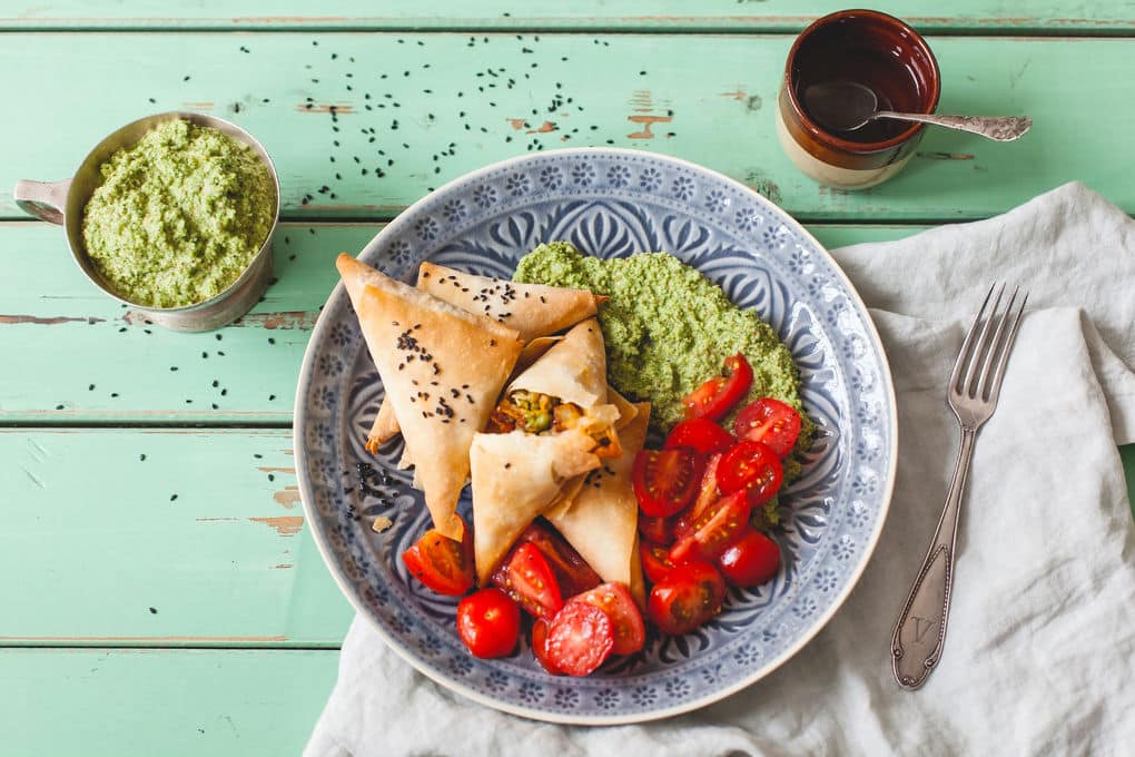 Indische Samosas mit Kokos-Chutney und Tomatensalat
