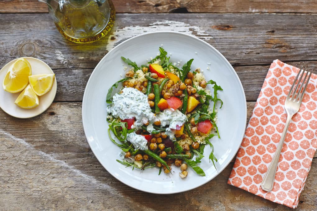 Leichter Kichererbsen-Salat mit grünen Bohnen, Nektarine und Kräuter-Dip