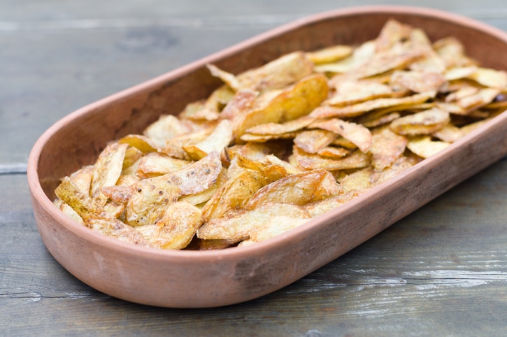 Knusprige Kartoffelschalenchips backen
