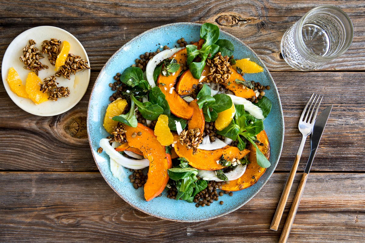 Gebackener Hokkaidokürbis mit fruchtigem Linsen-Fenchel-Salat