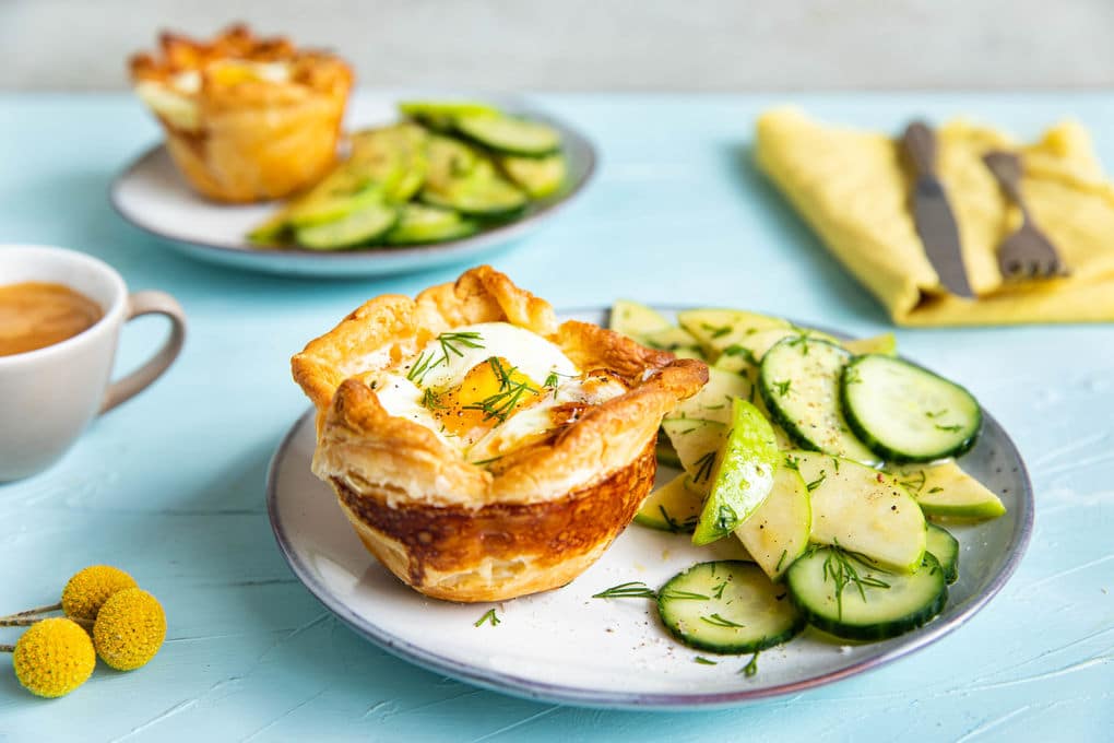 Brunch-Törtchen mit Lachs und Ei dazu Gurken-Apfel-Salat mit Dill