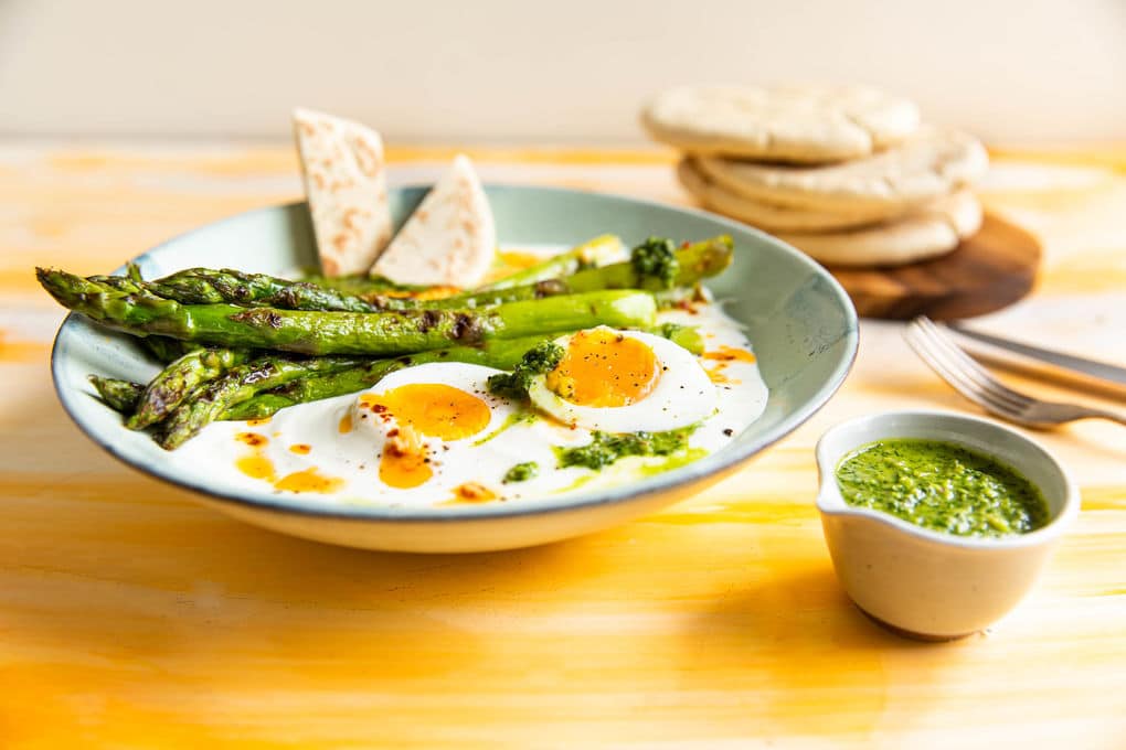 Türkisches Frühstücksei & Spargel mit Joghurt, Kräutersalsa und Pita