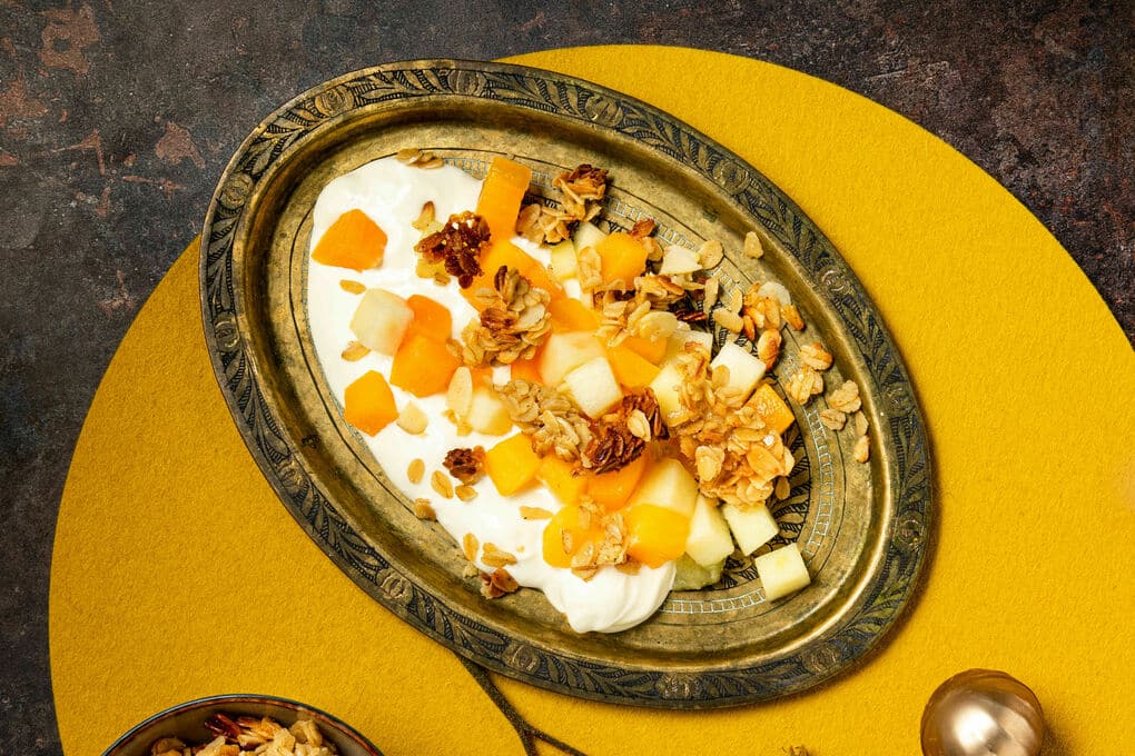Dessert: Weiße Schokomousse mit Knuspertopping und Apfel-Kaki-Kompott