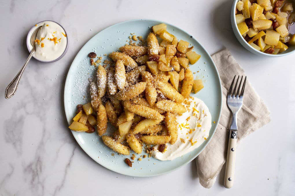 Schupfnudeln mit Nuss-Bröseln dazu Orangencreme und Birnen