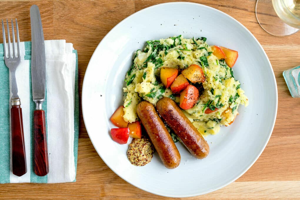 Veggie-Würstchen und gebratener Apfel auf Kartoffel-Spinat-Stampf mit Pastinake